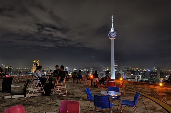 クアラルンプールの夜景が見えるバー、ヘリラウンジバー